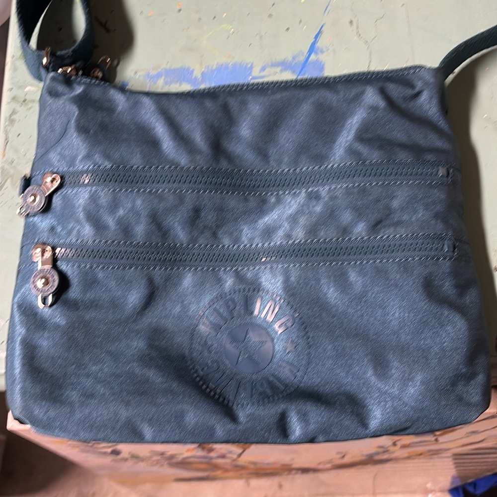 Excellent Crossbody, no stain no rips, no damages